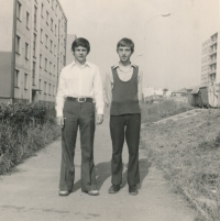 Michal Válek (vpravo) jako školák, cca 1975