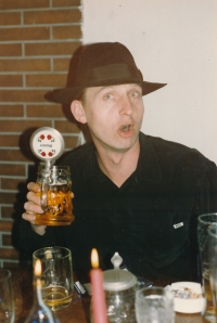 Během oslavy svých třiatřicátých narozenin, 1993