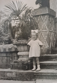 Marcela Pustinová asi tříletá v Trenčianských Teplicích