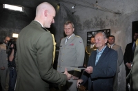 Josef Otisk předává FS dýku nejlepšímu absolventovi kurzu Komando v historickém prostoru krypty Národního památníku hrdinů heydrichiády v Praze