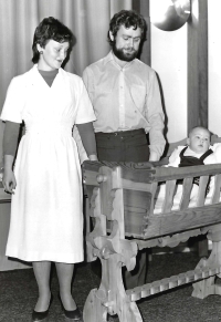 Vlasta Gallová s manželem a prvorozenou dcerou, rok 1982
