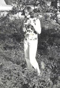Vlasta Gallová, zahrada u domu, přibližně rok 1977