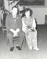 Rodiče Václav Boček a Libuše Bočková na svatbě Vlasty Gallové slavili také svoji vlastní stříbrnou svatbu, 1981