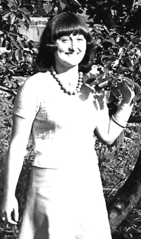 Vlasta Gallová v Rokytnici v Orlických horách, na zahradě, přibližně rok 1977