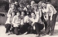 Po 100. zápase v basketbalu, Jarmila Macnerová stojí 1. zprava