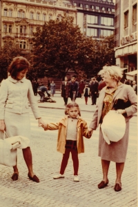 S dcerou Michaelou a matkou Leopoldou Handlovou v Praze, 1965