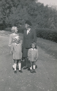 Se sestrami a matkou, 1945