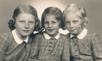 Jana Trnková (uprostřed) se sestrami Magdou a Olgou, 1948