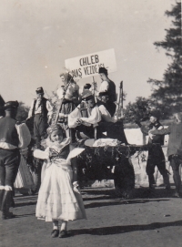 Malá Evžena během dožínek v Hrubčicích, asi rok 1942