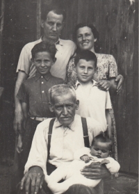 Dědeček Igora Ocelky Adolf Ocelka (uprostřed) s tetou, strýcem a bratranci a sestřenicí. Rodina byla po útěku bratrů Ocelkových deportována do internačního tábora ve Svatobořicích Mistříně. 