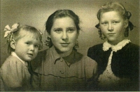 Michaela Vorlíčková se sestrami. Michaela je vlevo, uprostřed nejstarší Emanuela a vpravo Daniela, která ve dvaceti devíti letech umřela na leukemii