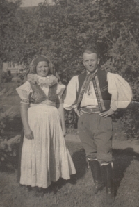 Rodiče během dožínek v roce 1942 Hrubčicích