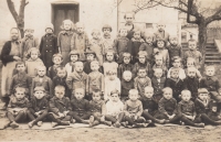 Škola v Dolních Studénkách asi v roce 1930. Tatínek Miroslav Nezbeda dolní řada, třetí zleva