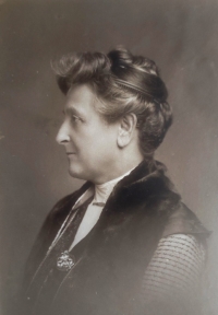 Berta Nagelová (1862–1932) – operní zpěvačka a druhá žena Morize Winternitze 