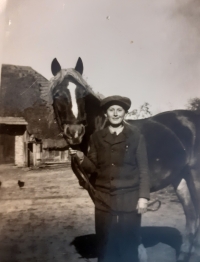 Břetislav Netolický s koněm na statku