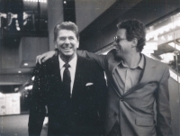 S figurínou amerického prezidenta Ronalda Reagana, Washington, 1987