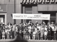 Transparent Rudolfa Berezy a Tomáše Hradílka rozvinutý během průvodu na 1. máje 1987