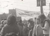 Transparent Rudolfa Berezy a Tomáše Hradílka rozvinutý během průvodu na 1. máje 1987