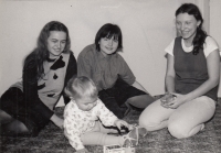 Návštěva kamarádek v lednu 1987 během vazby manžela Michala Mrtvého