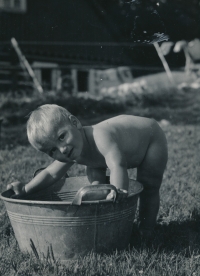 Jan Pfeiffer na chalupě v Černé Vodě v Krkonoších (Böhnischovy boudy), asi 1959