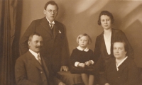 Prarodiče a rodiče s nejstarší sestrou Josefa Sedláka, 30. léta 20. století