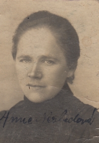 Babička Anna Nezbedová