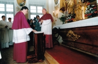 Dominik Duka s arcibiskupem Otčenáškem při převzetí královéhradeckého biskupství