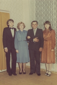 Naděžda Gutzerová s rodiči v tanečních bratra Martina, cca 1984