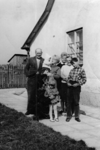 Zleva vzadu dědeček František Podzimek s tetou Miladou, dvojčetem maminky a babičkou Kristinou Podzimkovou rozenou Vaňkovou, zleva vpředu tatínek Rudolf Gutzer s Naděždou Gutzerovou, maminka Jitka Gutzerová s bratrem Martinem Gutzerem koncem 60. let (cca 1969)