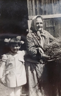 Lenka Nezbedová s babičkou