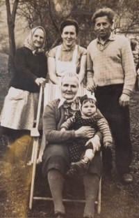 Lenka Nezbedová v dětství s rodinou