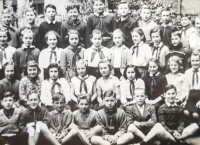 Pamětnice na školní fotografii ze čtvrté třídy, rok 1955 (čtvrtá zprava v druhé řadě), v základní škole U studánky v Praze 7