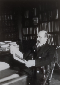 Dědeček pamětnice profesor indologie Moriz Winternitz  (1863–1937) ve své pracovně v Opatovické ulici v Praze v roce 1930