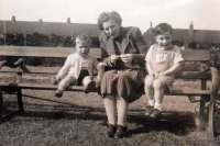 Maminka pamětnice se syny Petrem (1940–1944) a Pavlem (*1942) v době druhé světové války v londýnském exilu