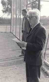 Poslední fotografie otce Miroslava Nezbedy v roce 1982 v Dolních Studénkách