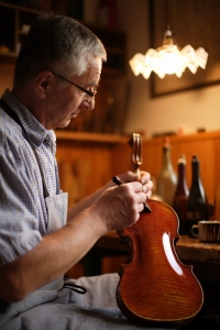 Jan Pötzl, otec pamětníka, ve své dílně, Karlovy Vary