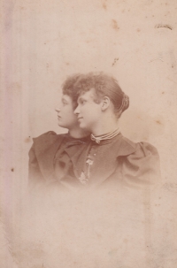 Sestry Boženy Rakové „Račice“ zpívaly v šantánu svého otce (dědy pamětnice) – zleva Krista (teta z Prahy) a Anka