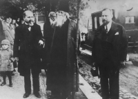 Indolog Moriz Winternitz (vlevo), tehdy děkan filozofické fakulty německé univerzity v Praze, bengálský básník a filozof Rabíndranáth Thákur (uprostřed) a český indolog Vincenc Lesný (vpravo) v Praze v červnu 1921, Thákur navštívil Jedličkův ústav a měl přednášku ve velkém sále Lucerny