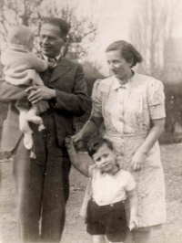 Rodiče pamětnice Jiří a Květislava Winternitzovi v době druhé světové války v londýnském exilu se syny Petrem (1940–1944) a Pavlem (*1942)