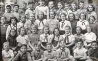 Pamětnice na školní fotografii z páté třídy, rok 1956 (čtvrtá zprava v druhé řadě), v základní škole U studánky v Praze 7