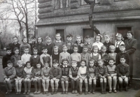Pamětnice na školní fotografii z druhé třídy, rok 1953 (třetí zleva v první řadě), v základní škole U studánky v Praze 7