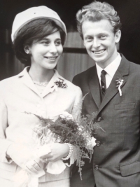 Ludmila a Jiří Tornovi na svatební fotografii z 29. července 1965, Staroměstská radnice