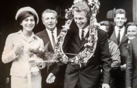 Ludmila a Jiří Tornovi na svatební fotografii z 29. července 1965, Staroměstská radnice