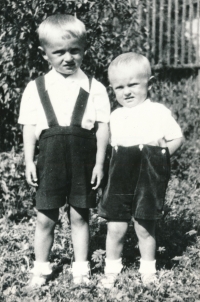 S bratrem Pavlem (vlevo), 50. léta