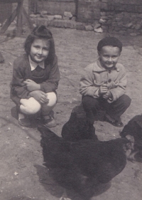 Liduška s bratrem Jaroslavem, fotka, kterou poslali tatínkovi do vězení, 1951