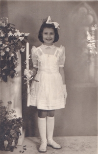 Liduška u svatého přijímání - fotka, kterou poslali tatínkovi v roce 1951 do vězení