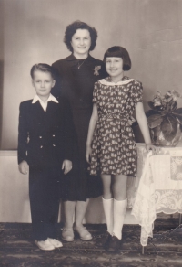 Maminka s Liduškou a Jaroslavem, 1954