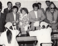 Anna Sazamová během tlumočení pro boxery v roce 1973