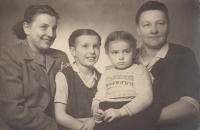 S maminkou a sestrami v 50. letech