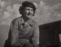 Anna Sazamová v 50. letech 20. století v Českých Budějovicích jako řidička ČSAD